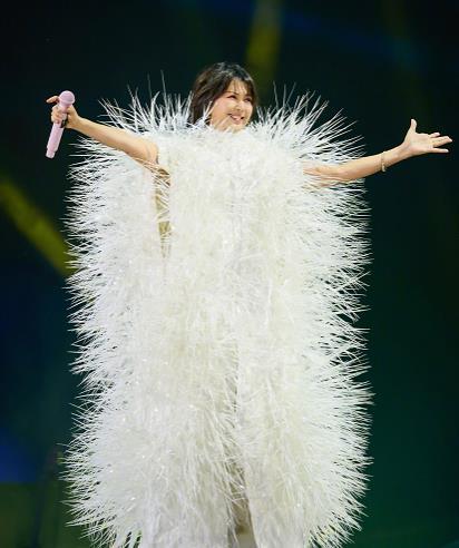 孙燕姿晒演唱会照片 刚结束天津演唱会的孙燕姿晒出演唱会照片，问：“哪三个是我包的
