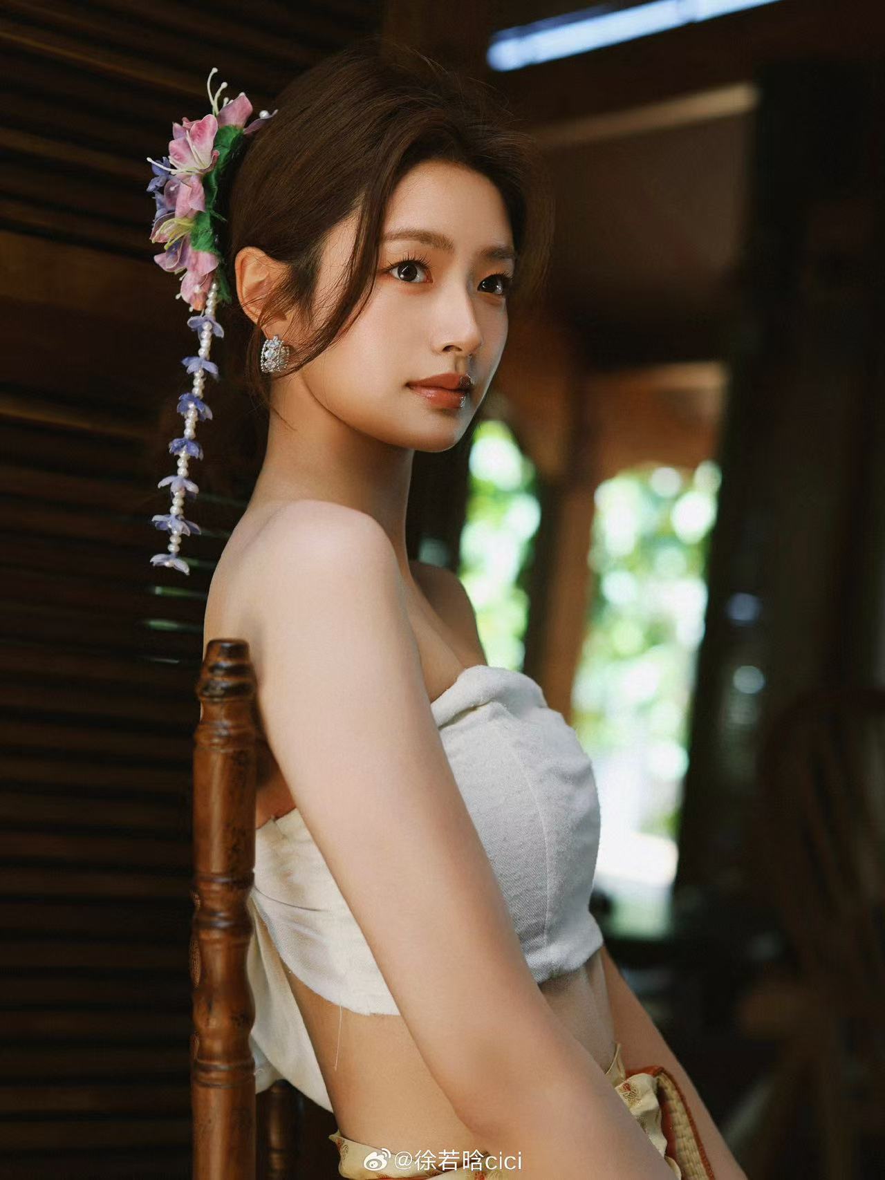 徐若晗去了汪苏泷演唱会 爱你女主坐在台下听歌的样子太迷人了，徐若晗轻轻跟着哼唱的
