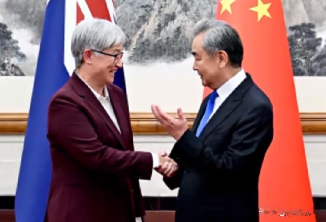 澳大利亚承认中国军力正在以前所未有的速度增长！
 澳大利亚外交部长黄英贤在一份声