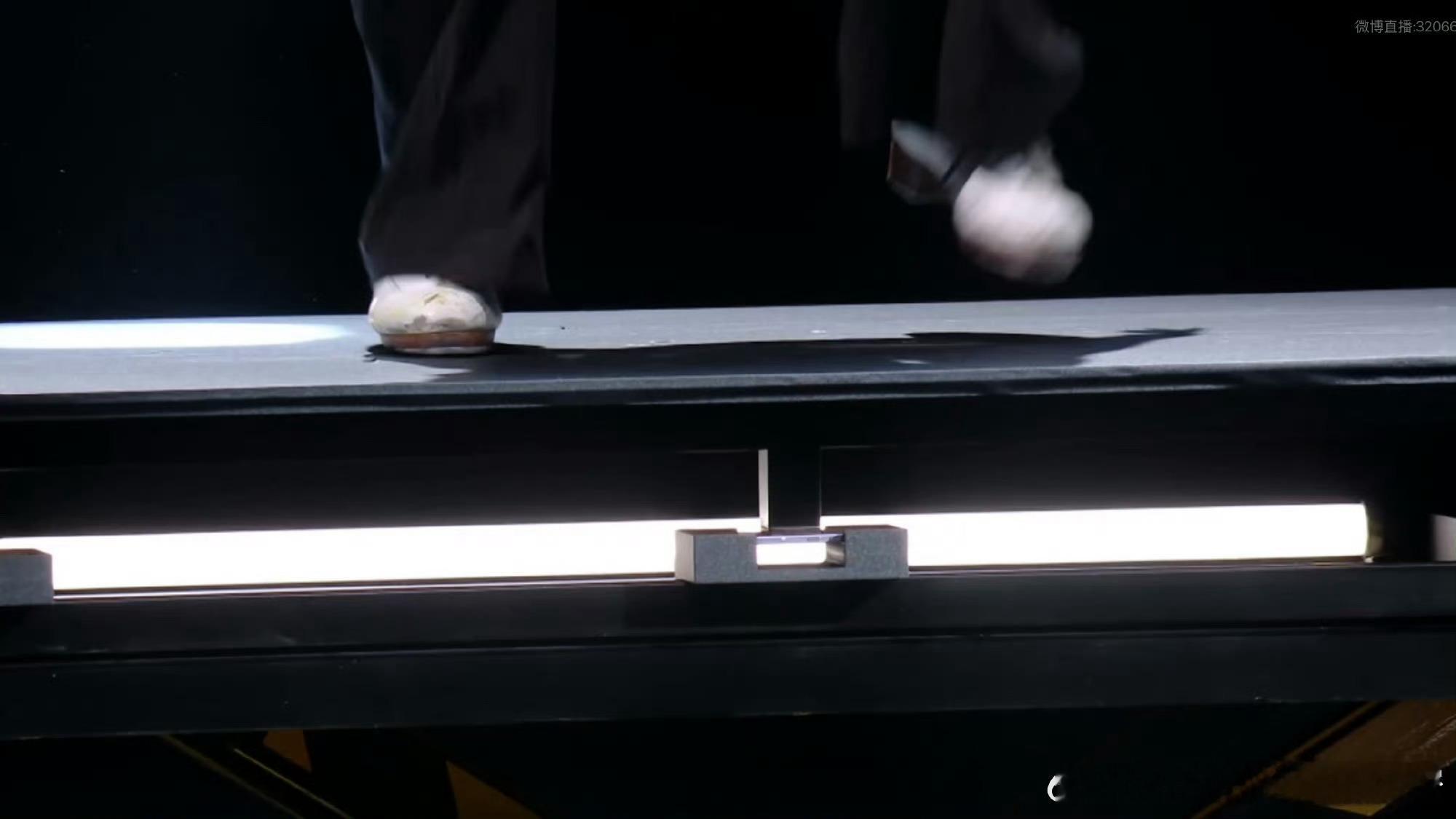 第一次见在手机上跳踢踏舞第一次看到这样的现场测评，确实耐弯强度很给力，关键是还这