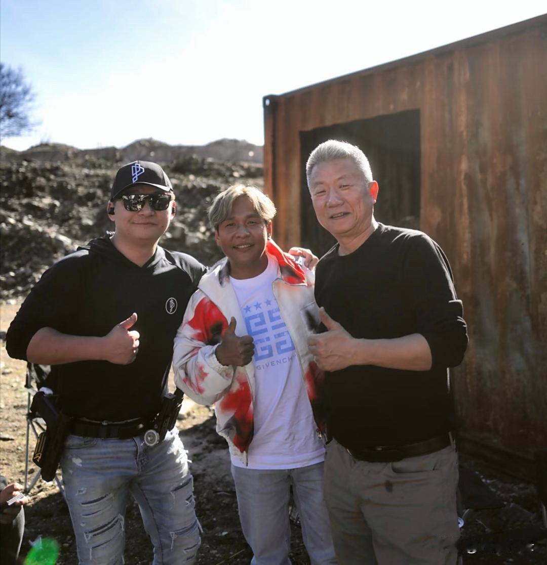 宋小宝现身美国郊外，和朋友们一起玩射击，手拿真枪，看起来好霸气！[得意][得意]