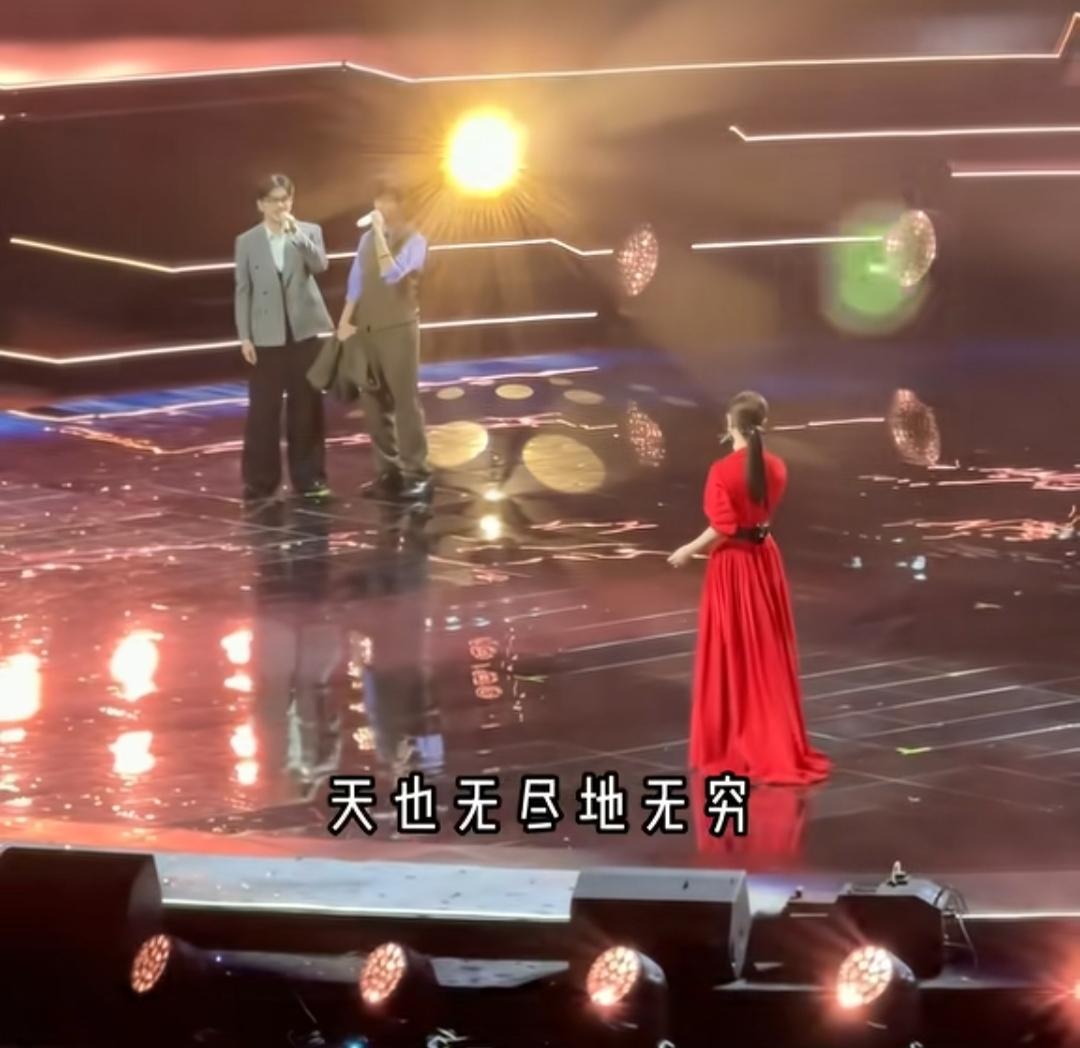 这三人同台，网友笑称，如萍这下不用争了，都是你的！现实生活中也是，她比依萍更幸福