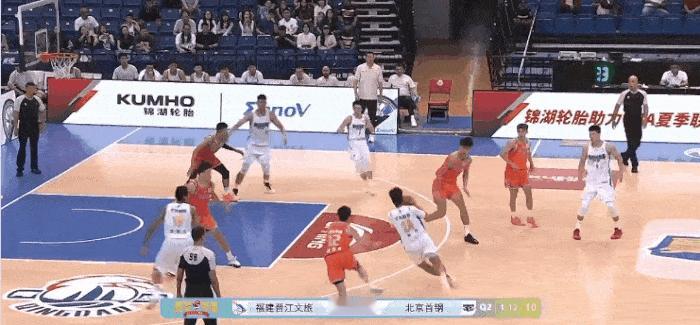 赵睿还是宝刀不老啊，今天与福建的夏季联赛比赛中，标志性的一次变向突破，用身体依住