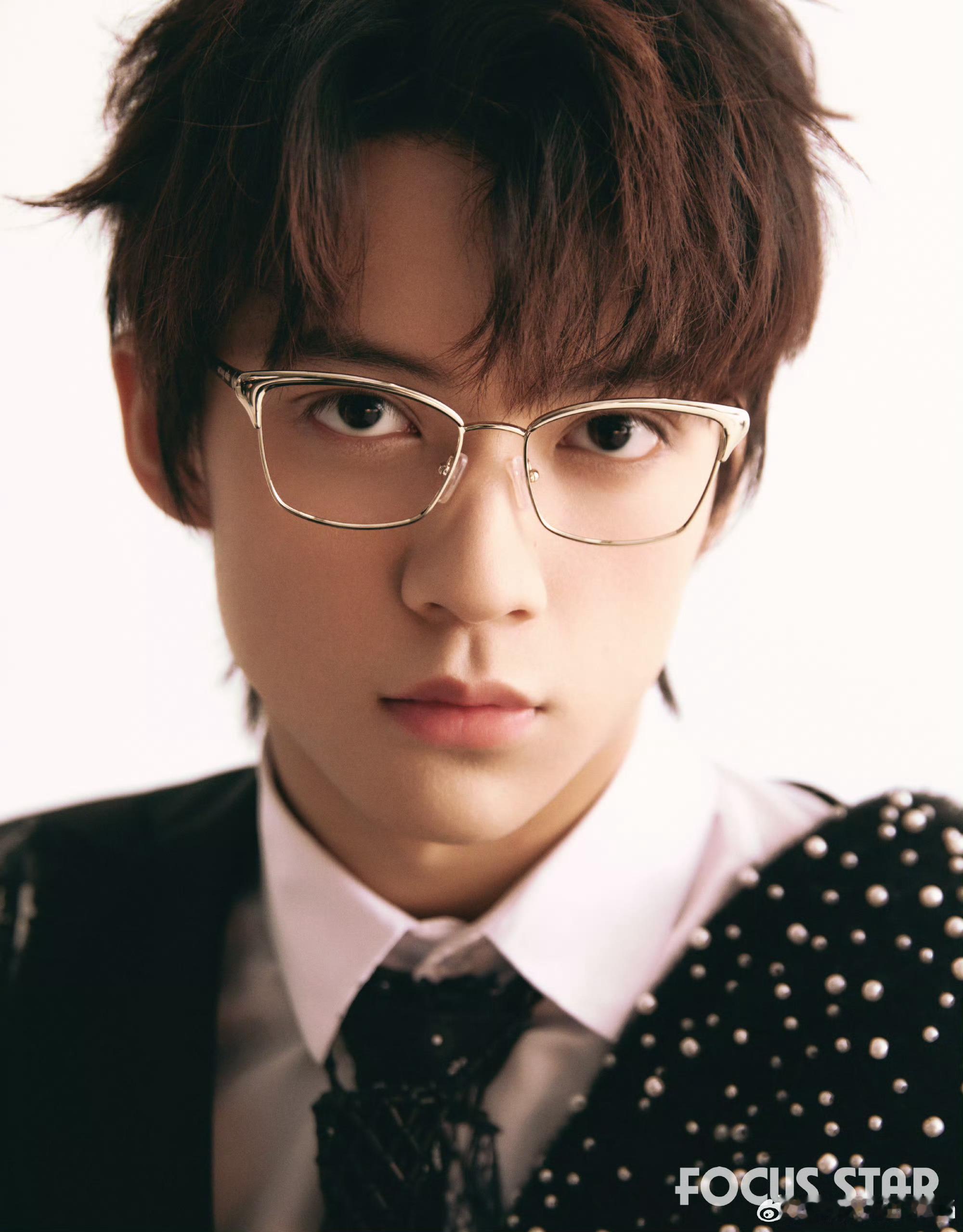 别人戴眼镜给人的感觉就是禁欲系daddy陈天润戴眼镜给人的感觉是在楼道口和你偶遇