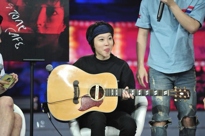 近日，窦靖童和那英在湖南卫视跨年晚会彩排的路透火了。两人合作演唱《你要如何，我们