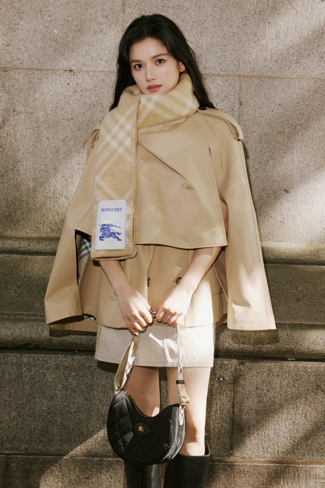 张婧仪秋日plog  张婧仪秋日plog来啦[打call] 窗外落日、阳光照耀下