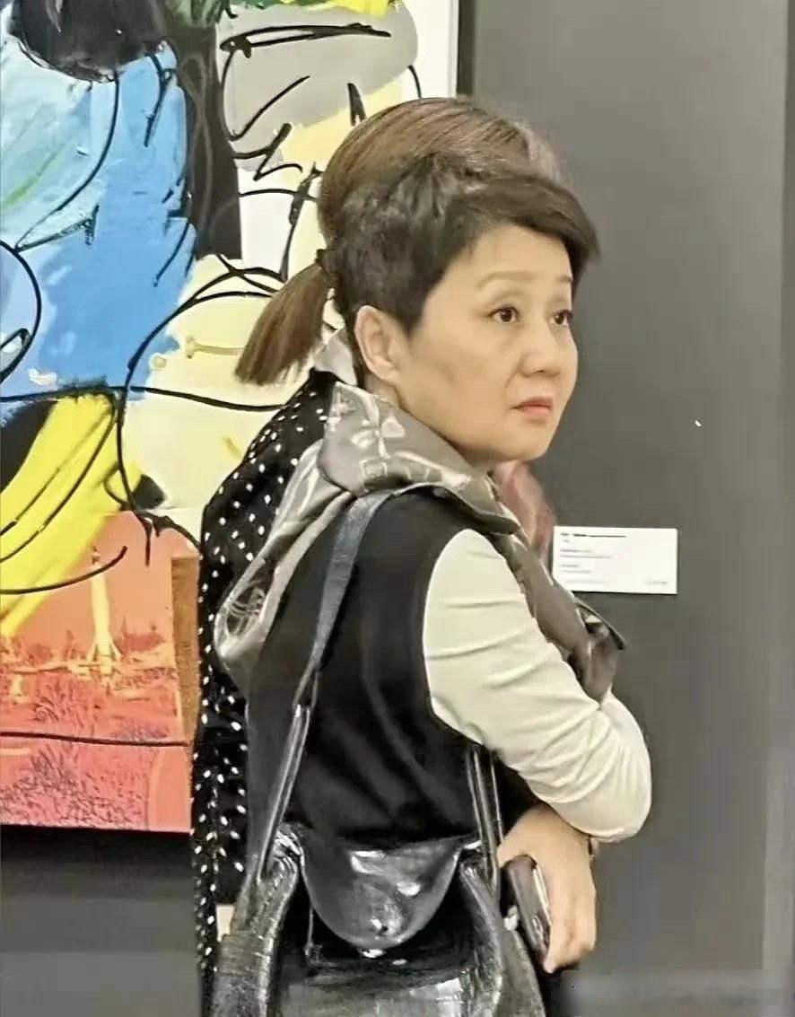 估计只有四太才会把爱马仕背成这个样子吧，要不是知道她有钱和实力，乍一看我还真以为