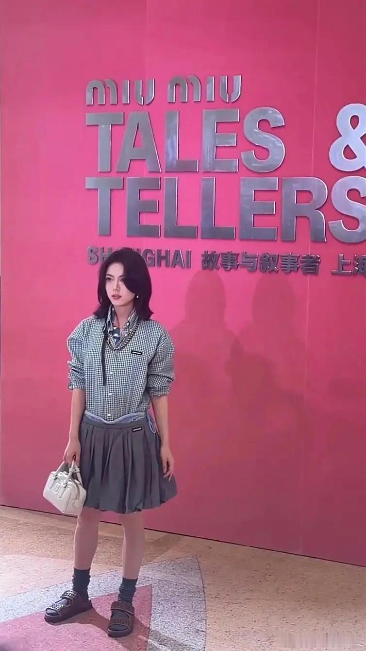 miumiu给赵今麦穿的好灾难，一点撑不起来，是不是拿错号了 