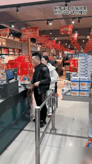 千万别跟插队的吵，美国凤凰城一个大哥就因为这事，被人一枪撂倒了。
52岁的大哥