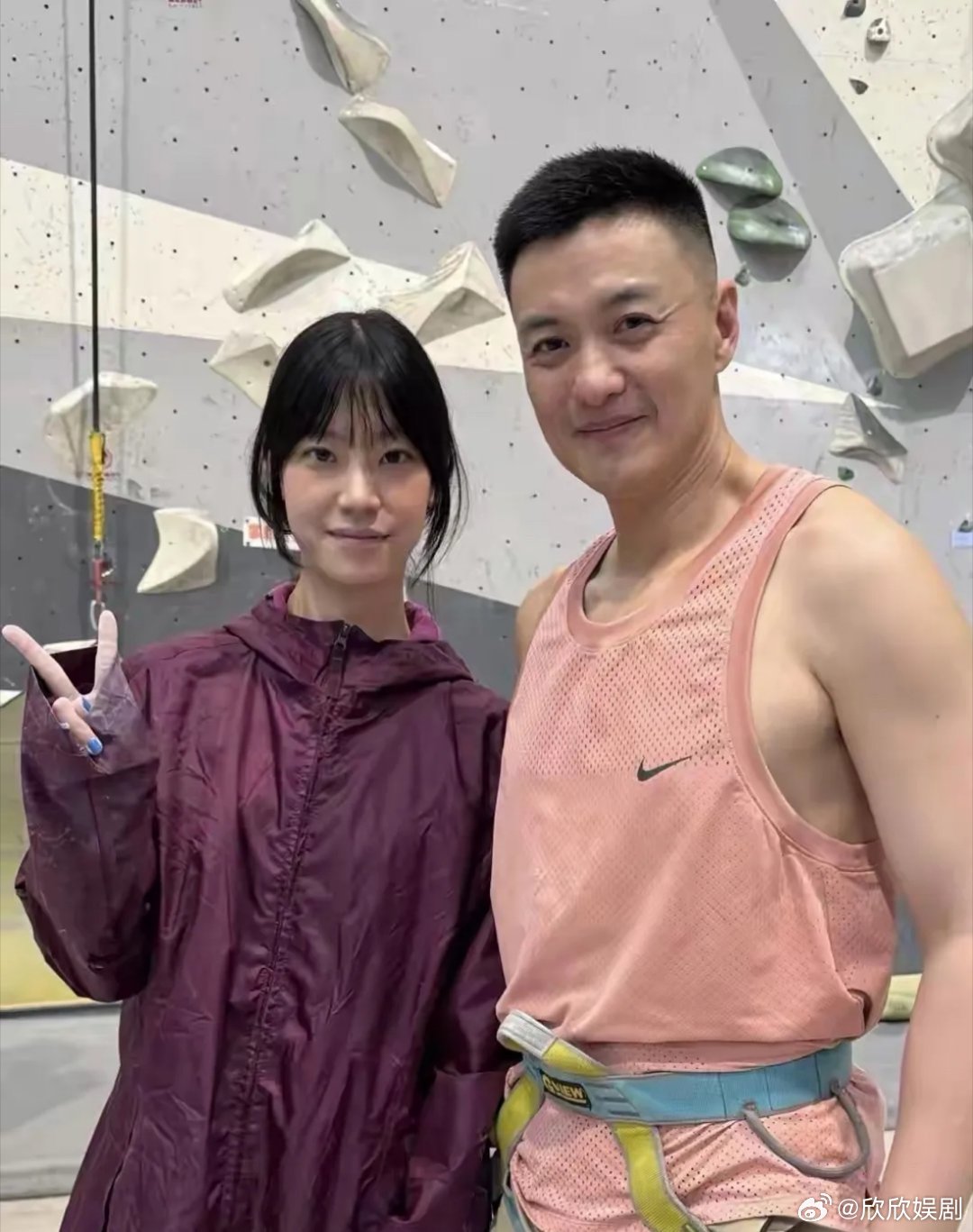 电视上看着一般般，真人巨好看。 