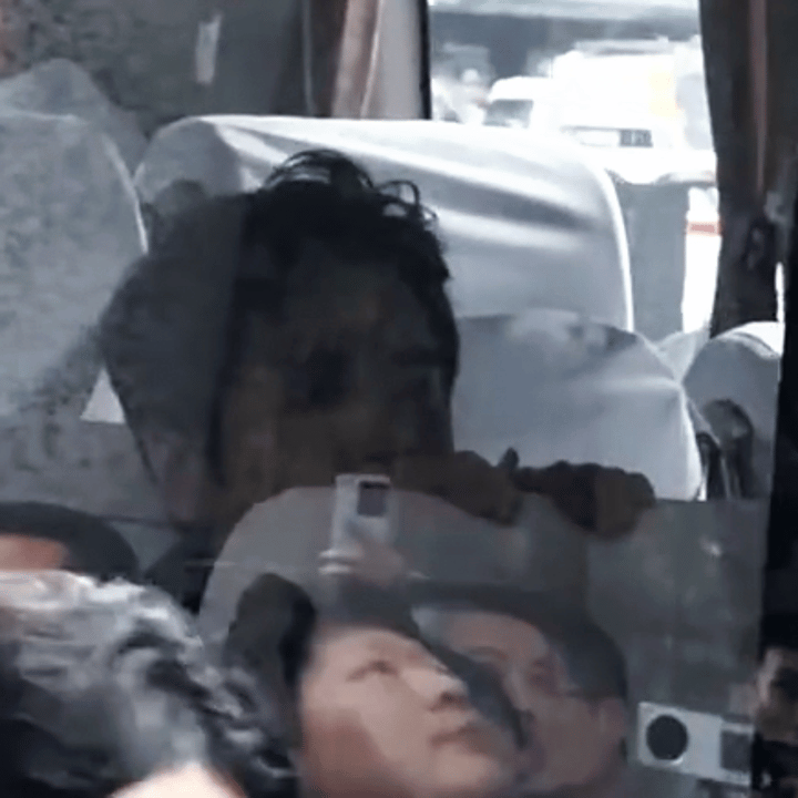 张若昀一离开镜头就变脸 官方镜头下的压迫感瞬间消失，私底下怎么这么萌啊！！ 