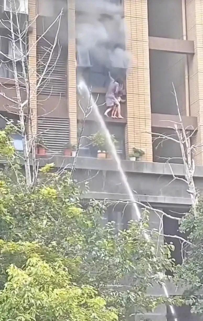 连云港消防回应火灾母女坠楼 可怜天下父母心，江苏连云港火灾，生死关头，42岁母亲