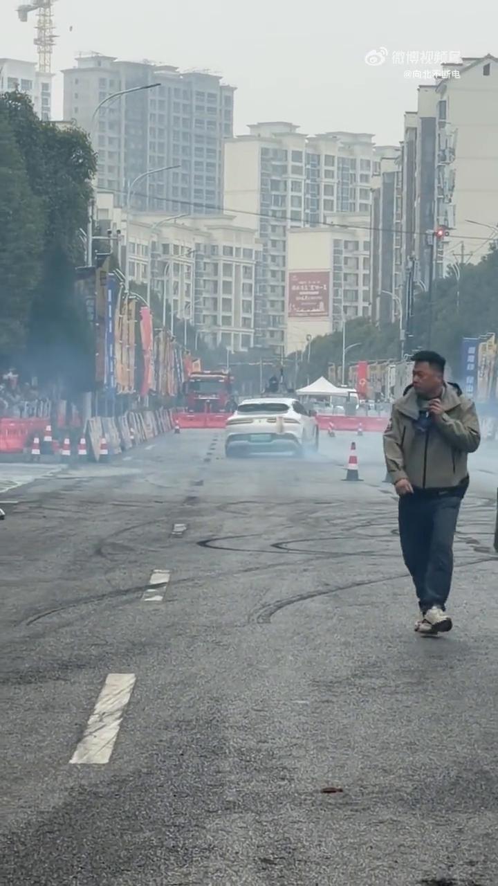 五比二，五比二，呼呼呼呼，这只是转开圈，各位只是转开圈。刚才的赛车是在比赛，现在