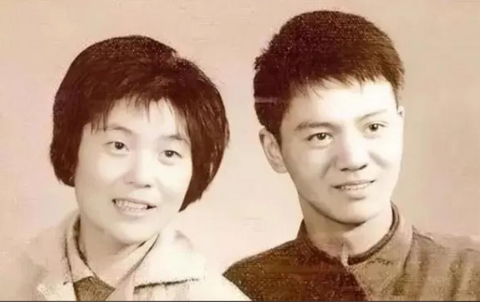 1979年，上海知青戴建国不顾反对娶了一农村女子，谁知娶回家当晚，妻子就大喊大叫
