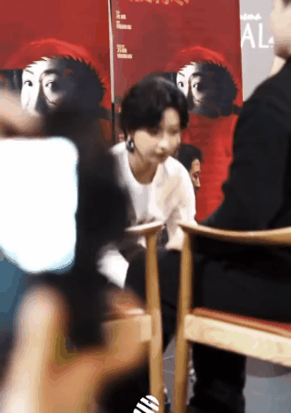 电影长夜烬明的 宣 传 确定要这么整吗？第一这观众有190斤吗？第二你们管这叫拎