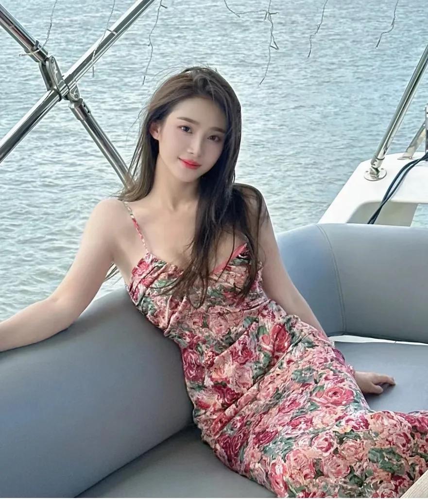 海边的风吹动着裙摆，美丽动人。美景如画…