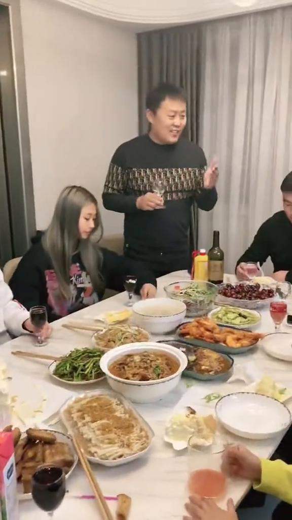 父母、爸爸、妈妈还有舅舅、舅妈身体健康，祝愿上学的孩子们学习进步，祝愿小朋友们茁