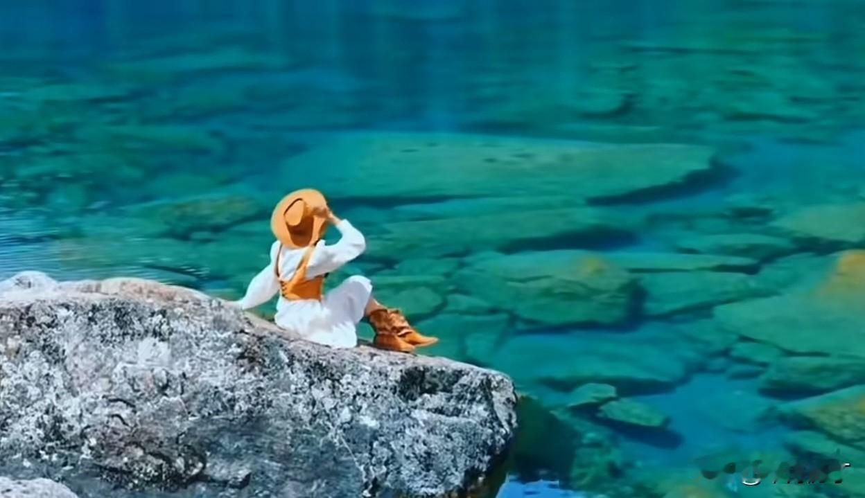 半池碧水养锦鱼。