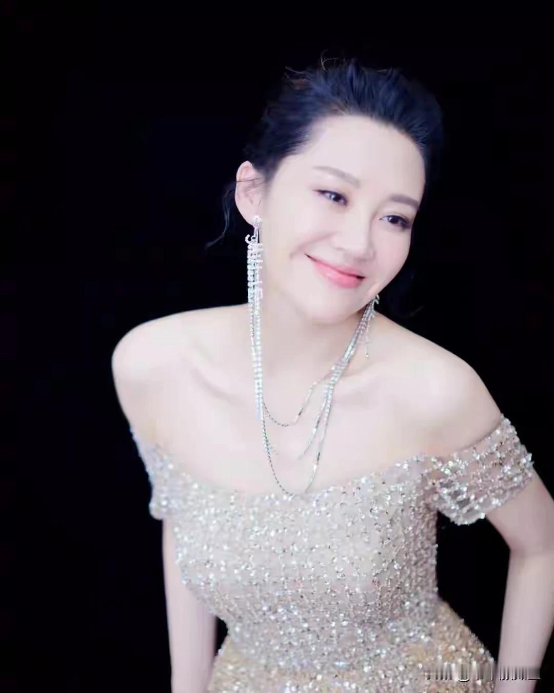 徐娘半老，风采依旧。
岁月不败，美人长春。