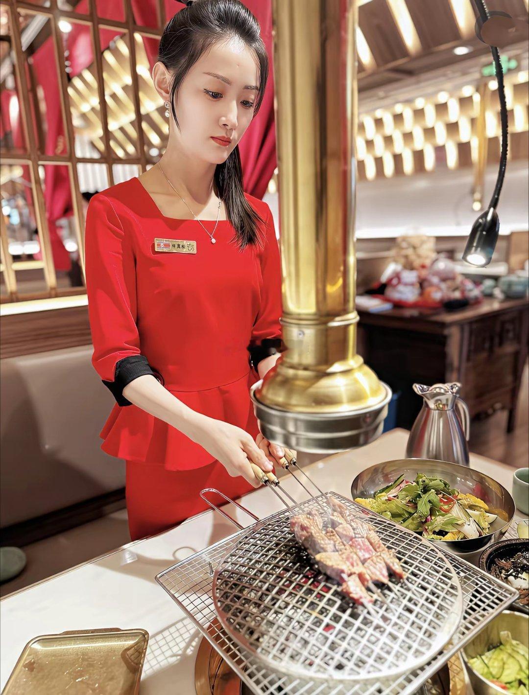 这些在中国的朝鲜女服务员不是普通的打工妹是朝鲜官方统一派遣的“国家名片”式劳务人