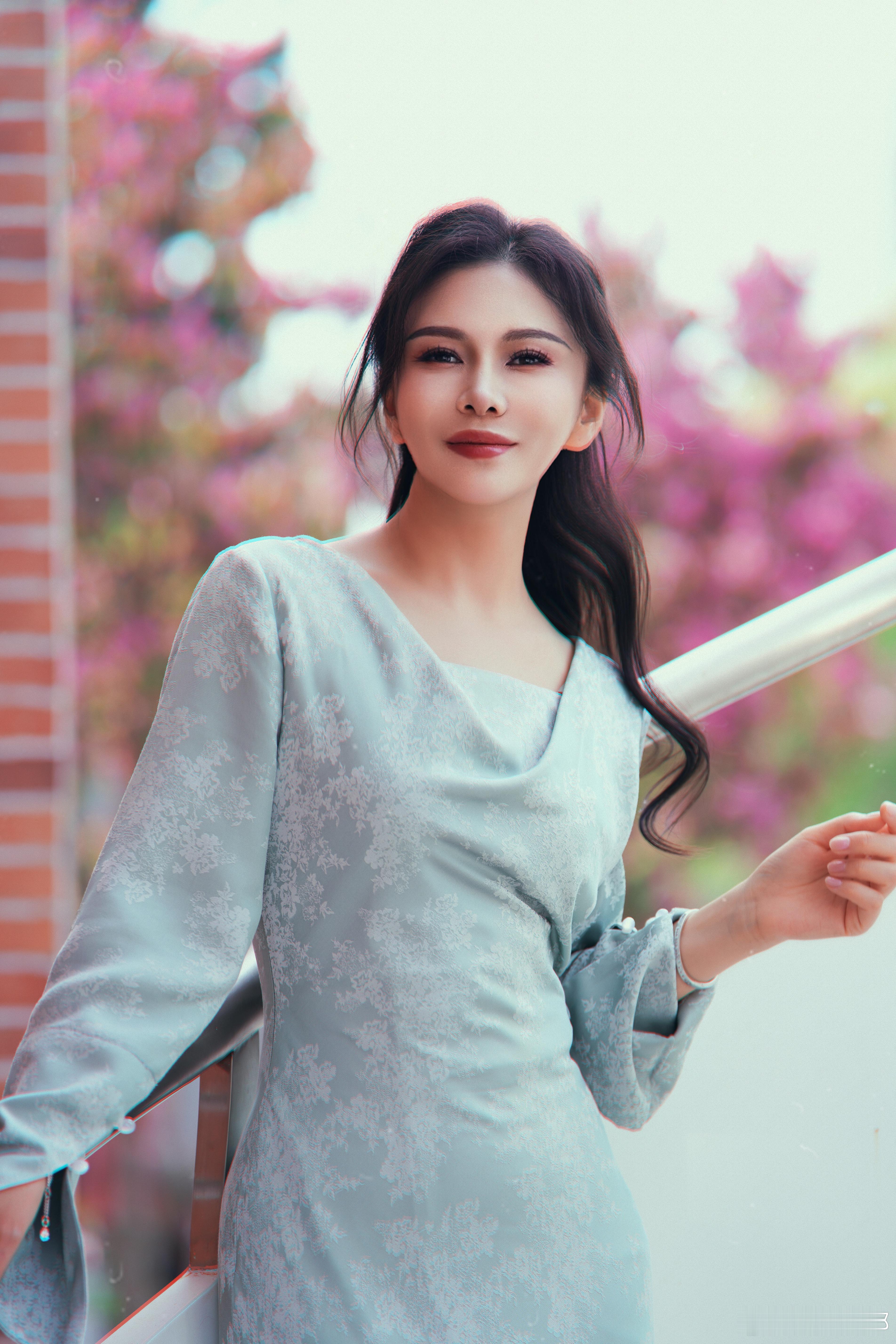 凤凰网主持人刘美希刷到刘美希的缎面穿搭直接疯狂存图！金色流光像藏着星光，缎面的垂