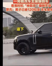 🔥郑州街头刚出的事，比警匪片还爽！

一男人在街头持刀跟民警对峙，刀都举起来了