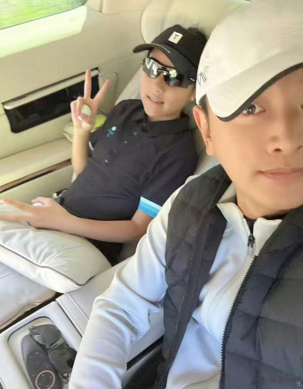 #贾乃亮晒合照给甜馨庆生#2024年10月23日，贾乃亮晒与甜馨合照为其庆 12