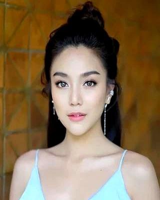 地铁挤得像沙丁鱼罐头，他突然转身把我圈怀里，胳膊肘抵着人群，后背替我挡着磕碰——