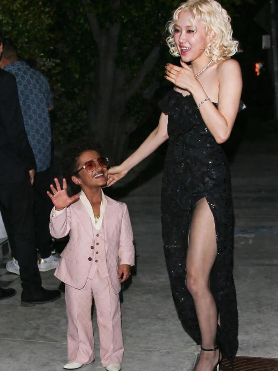 笑死！火星哥Bruno Mars分享粉丝创作的与ROSÉ朴彩英合影恶搞图……很有