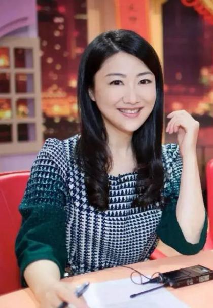 2008年，亿万富翁王微在婚内爱上了一位芭蕾舞美女，他随手给妻子杨蕾10万元：“