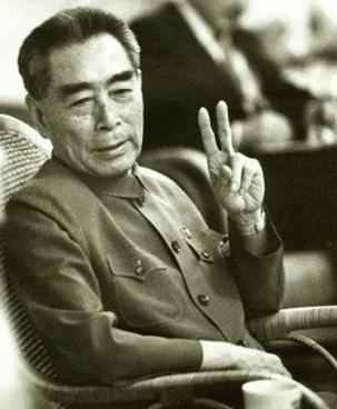 1971年，一个外宾参加国宴时，顺手拿走了国宝九龙杯，工作人员不知如何是好。周总
