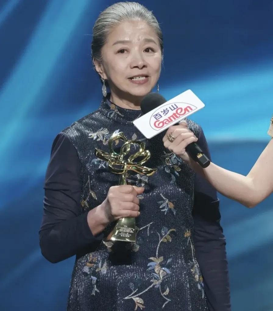 66岁的迟蓬终于获奖，老戏骨演大脚娘很好，这一份殊荣实至名归
白玉兰奖的热度还没
