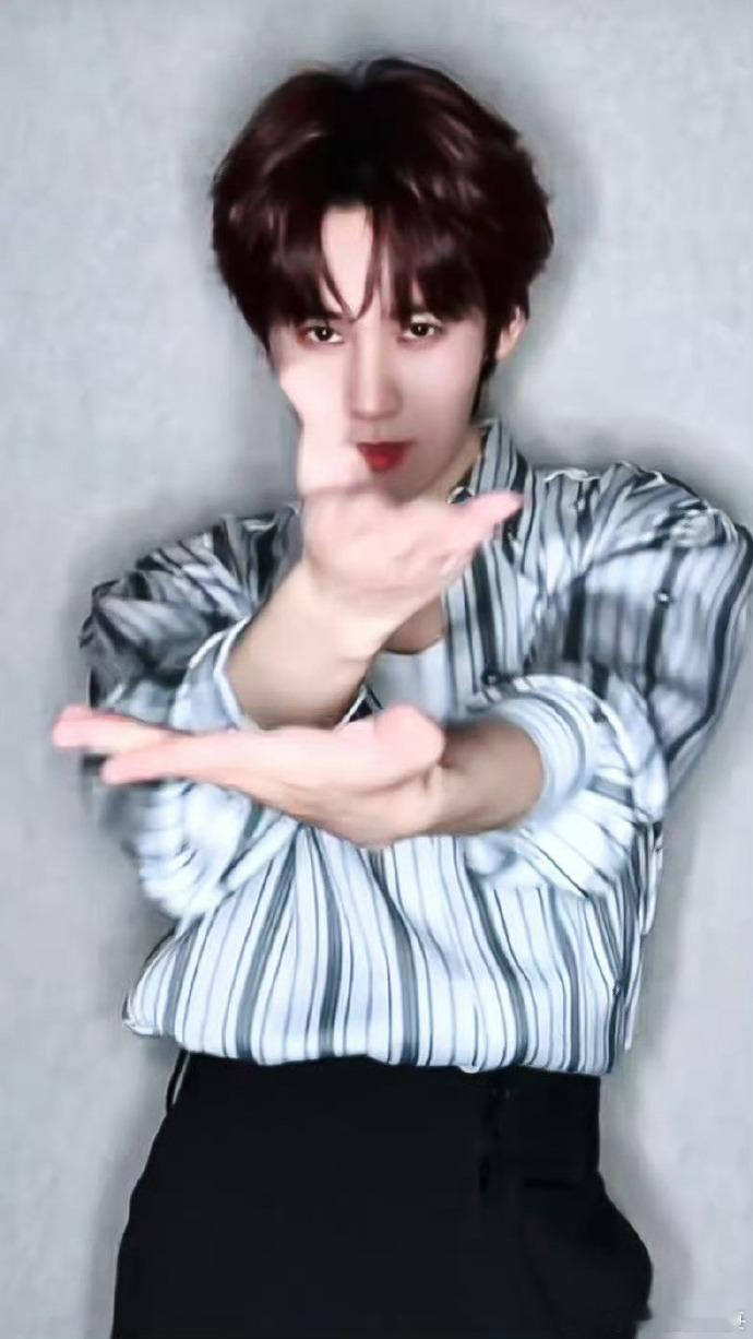 张真源cha了柠檬叉张真源这次的舞蹈视频，不仅让粉丝们看到他超强的舞技，更能感受