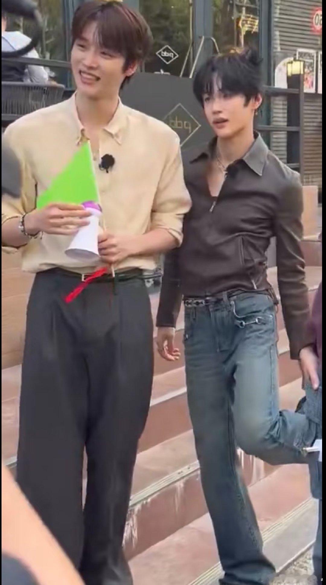 郑成灿旁边的是黄明昊吗 