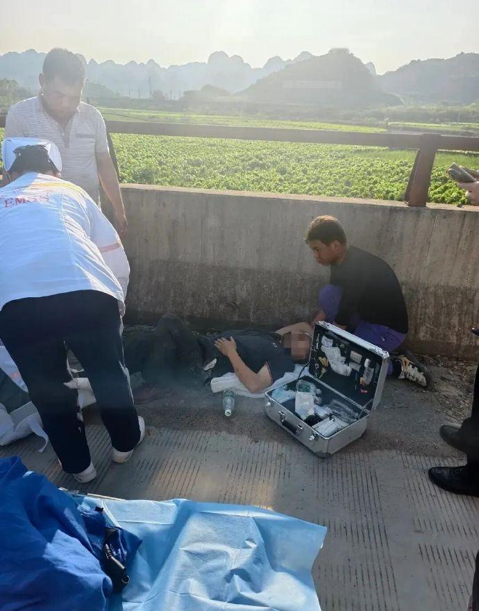 【路遇车祸，监狱警察挺身而出】4月4日，鹿寨县中渡镇二级公路发生一起三轮车与大货