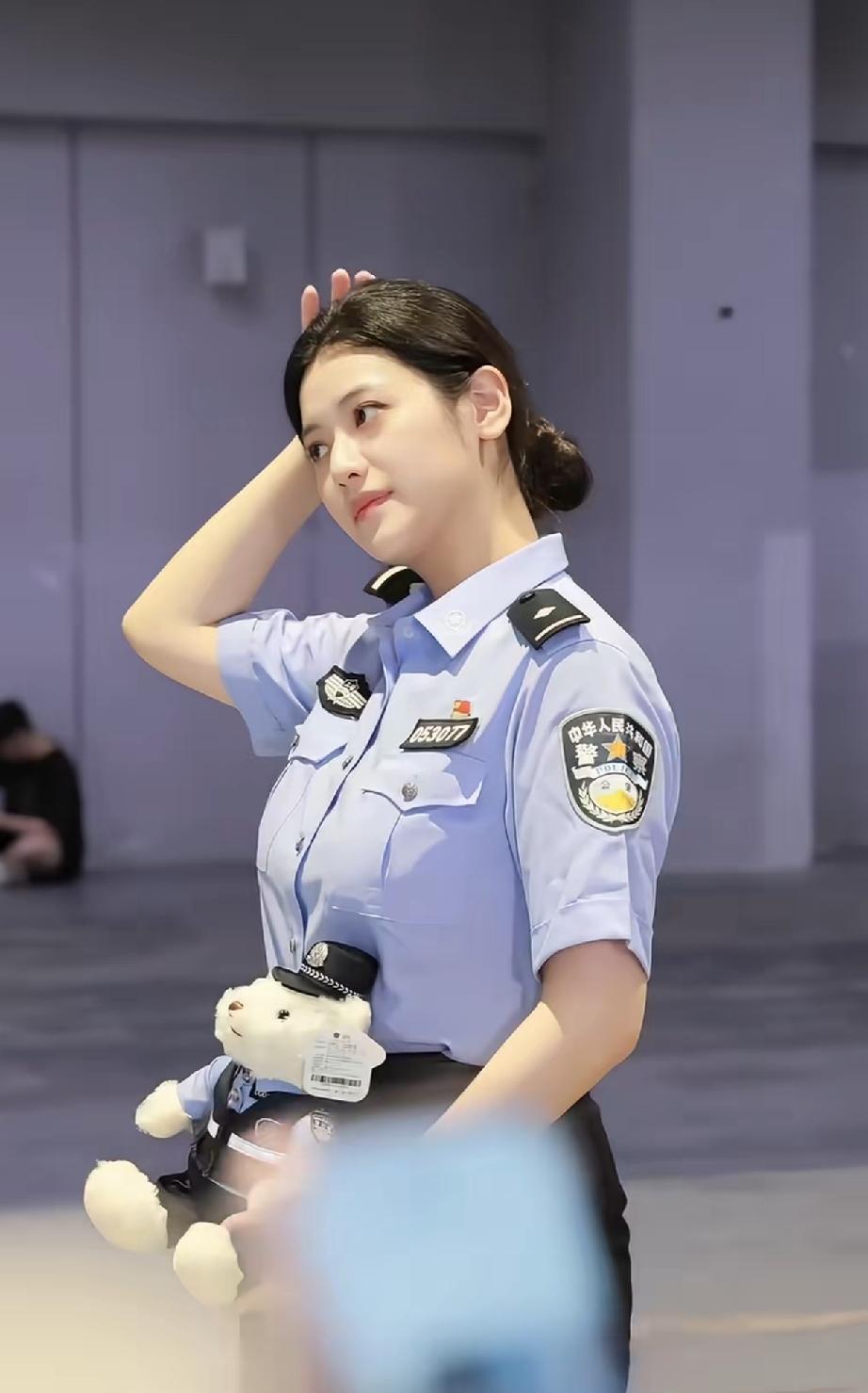 谁说警察只会贴罚单、查酒驾？
看看漫展上这位又美又飒的兮兮警官，直接把反诈摊支到