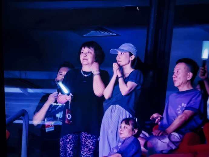 今天俞飞鸿和王菲一起在鸟巢看谢霆锋的演唱会，两位美女都搭配的很简洁，不过都显得很