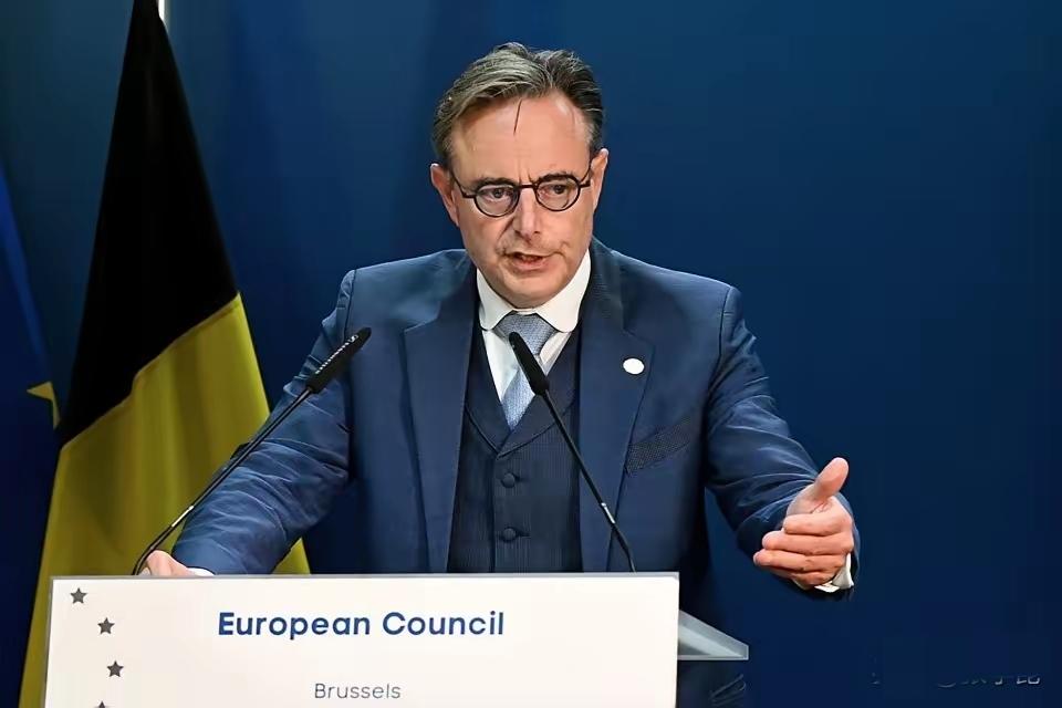 法新社今天报道：“比利时首相德韦弗致信欧盟委员会主席冯德莱恩，呼吁对华采取强硬立