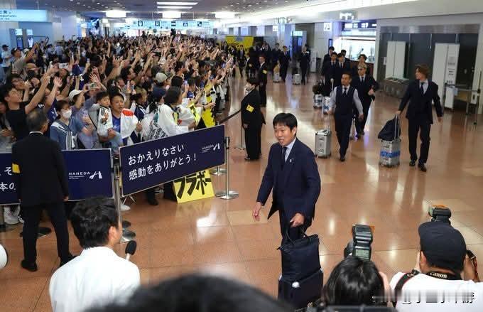 【2026世界杯｜森保一带队蓝武士回国，球迷挤满成田、羽田两大机场！！！】
 