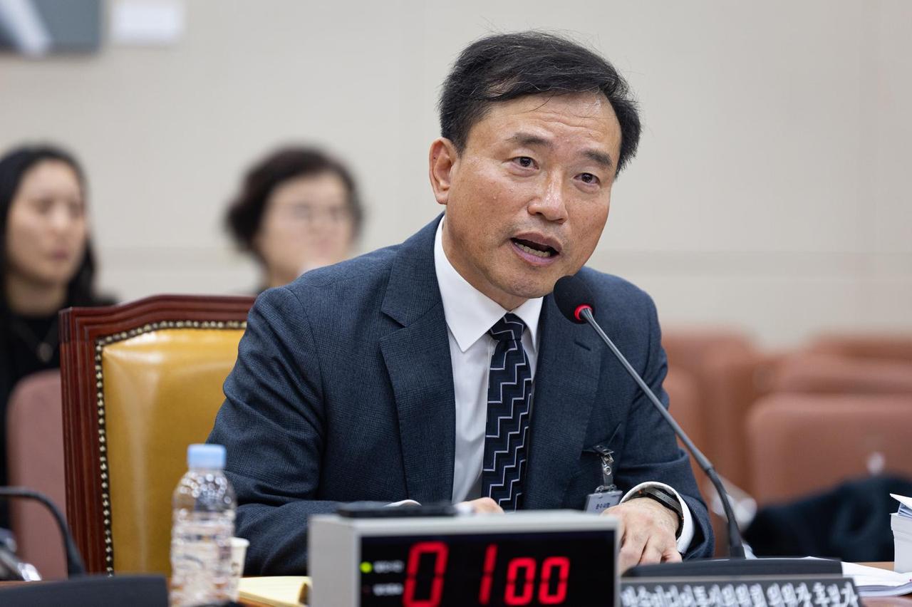 韩国媒体消息，李在明总统批准金宗哲出任首任广播媒体通信委员会委员长，该委员会成立