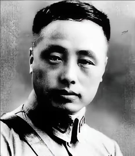 1949年，重庆白公馆，黄显声将军被特务骗出牢门，说是"请谈话"。

他戴上帽子