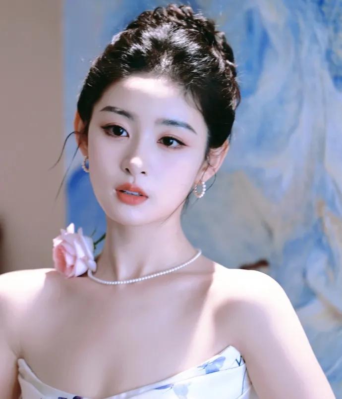 浙江传媒学院校花赵晴，从T台模特华丽转身演员。她五官精致、气质出众，凭借优越外形
