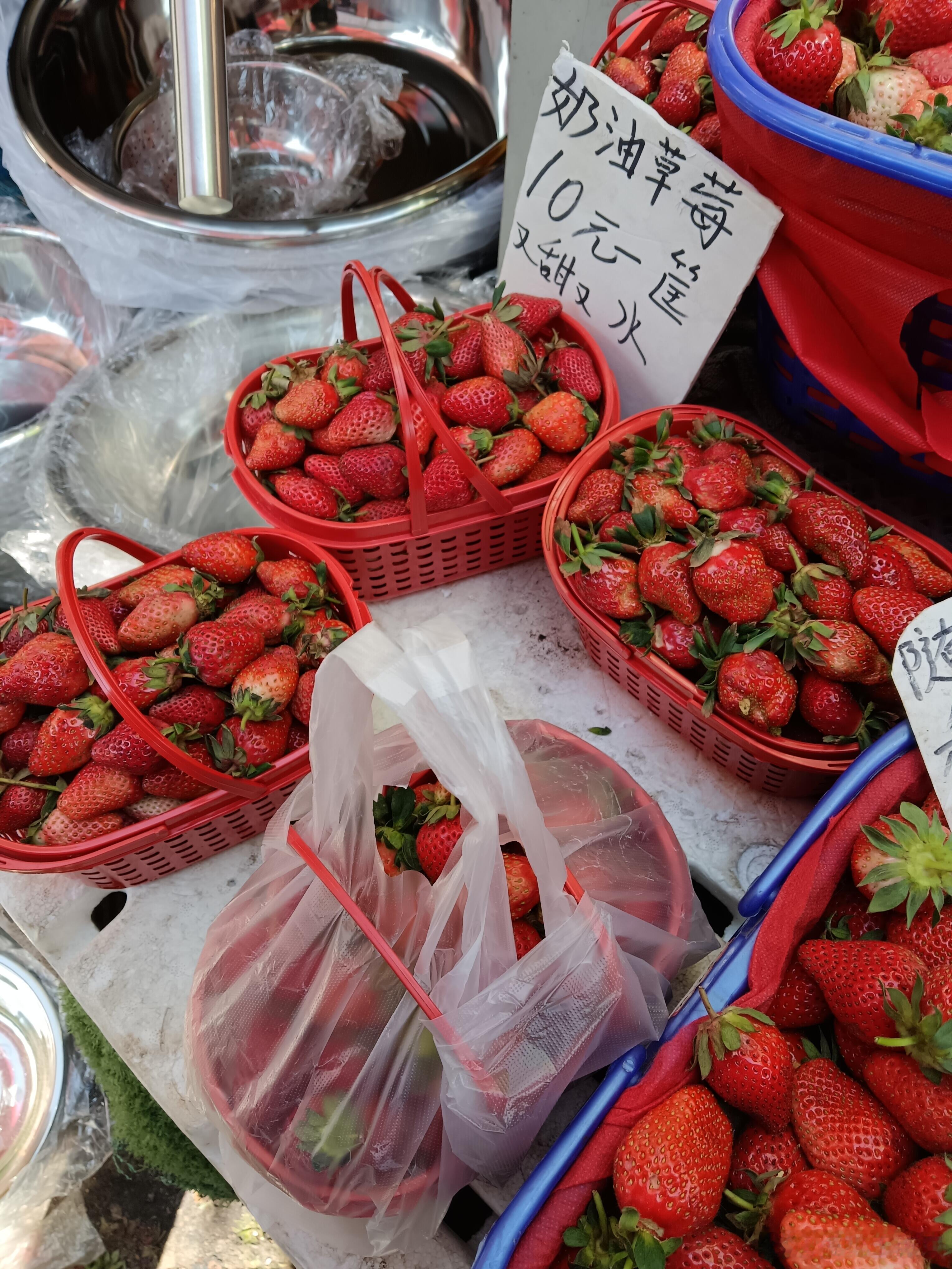 今年的草莓确实便宜，但草莓价格跌至1元一斤多少有点离谱了吧，我在昆明见过目前最便