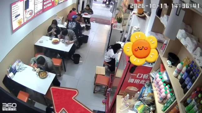 格局打开！男子就餐吃出头发，格局打开！男子就餐吃出头发，而是默默挑出头发后继续吃；老板娘感动直言：遇