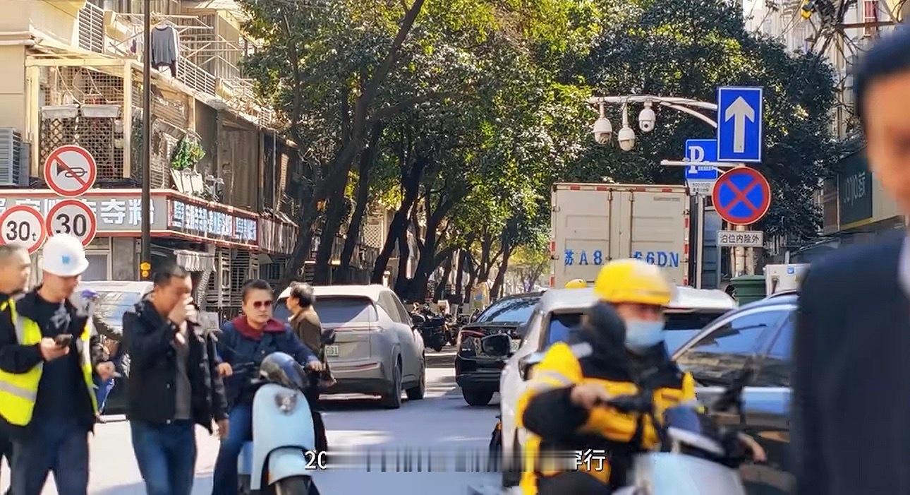 从成都老居民楼里满是旧墙皮味道的录音棚，到登上春晚舞台演绎玉盘，葫芦童声的十二年