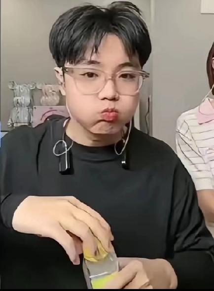你骂我妈我就骂你妈，王梓嘉怎么也是留过洋，喝过墨水。素质和修养比王亮高啊！他怎么
