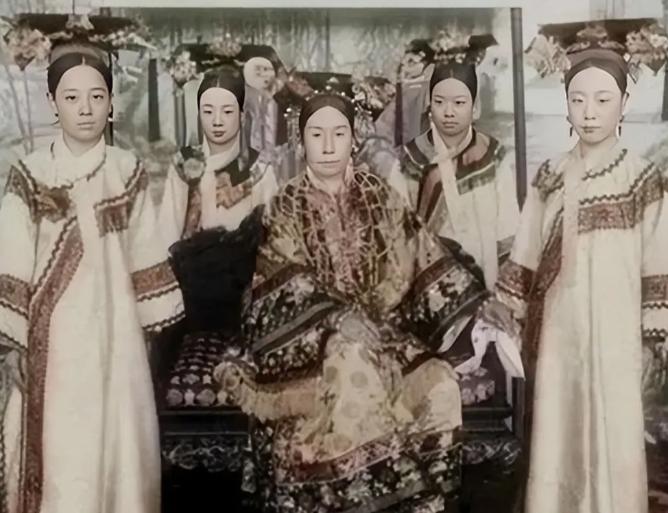 慈禧睡觉能多折腾人？一晚上要累坏10几个太监宫女，铺被子要铺12层，洗脚要换10