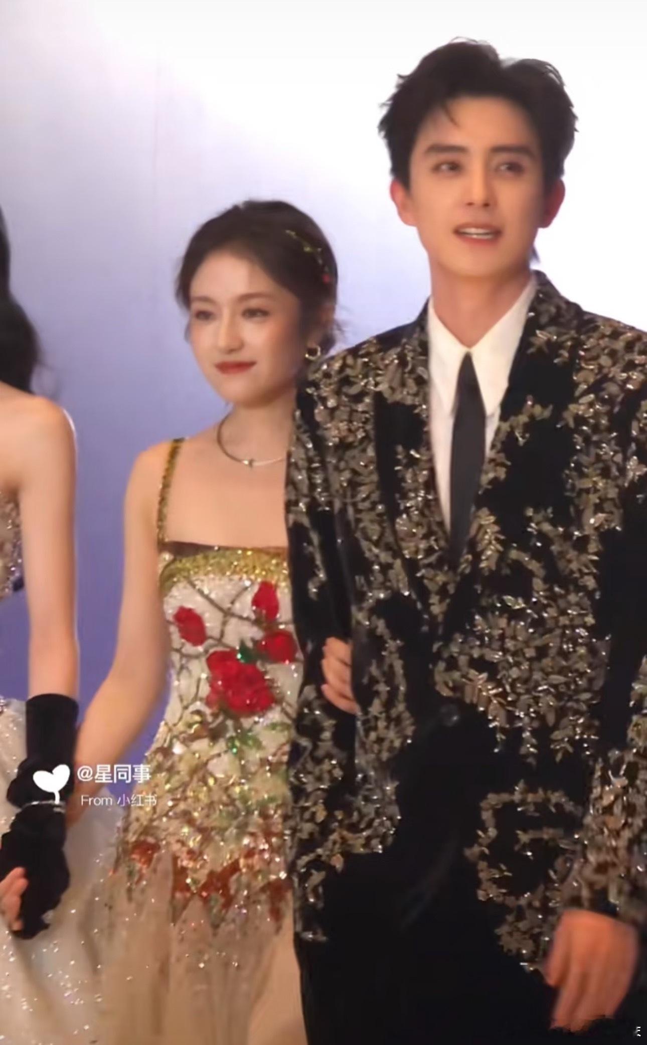 李兰迪和敖瑞鹏今天的礼服搭配是情侣装 