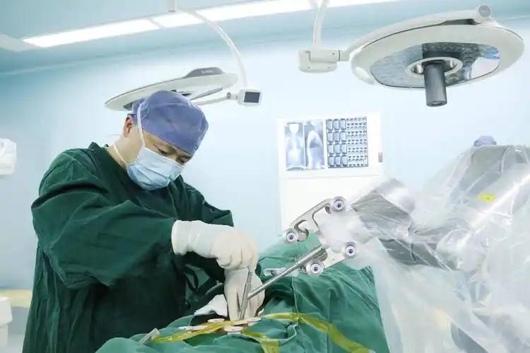 医院手术中传开施工声，据可靠消息，某家医院骨科再做手术的时候传开电钻孳孳院墙的声