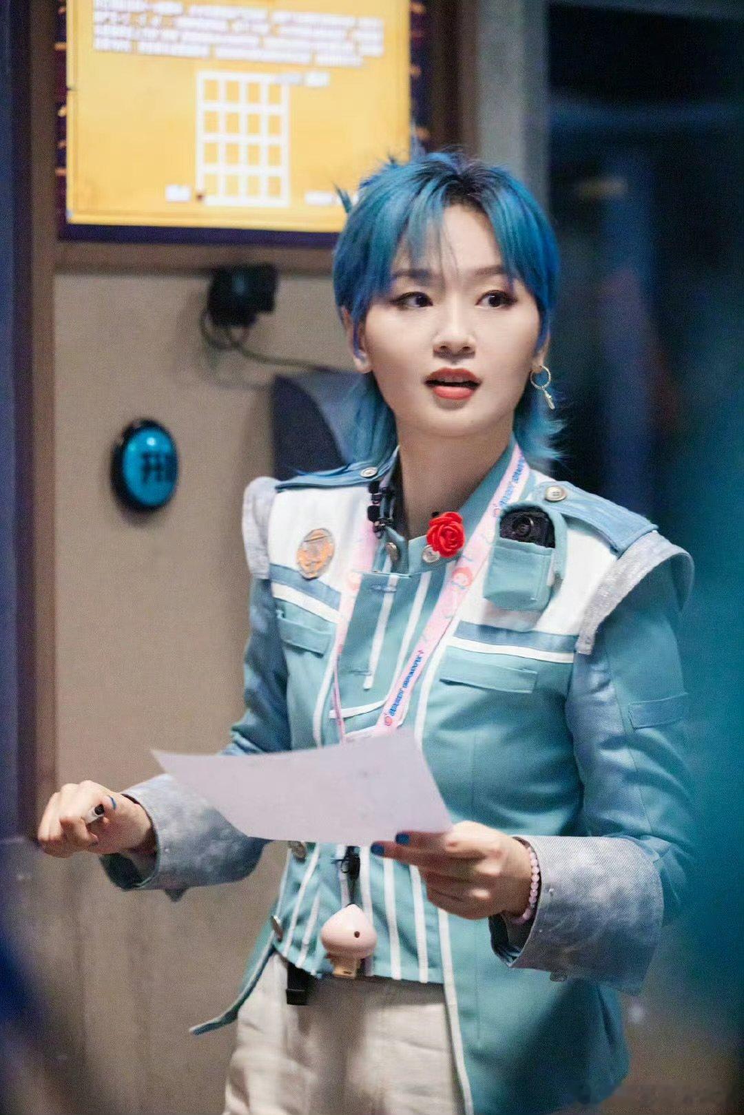 周笔畅下的不是腰是要强 密室大逃脱周笔畅在密室里就是小太阳吧！下腰环节主动站出来